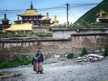 Anziana-religiosa-Sichuan-Cina.png