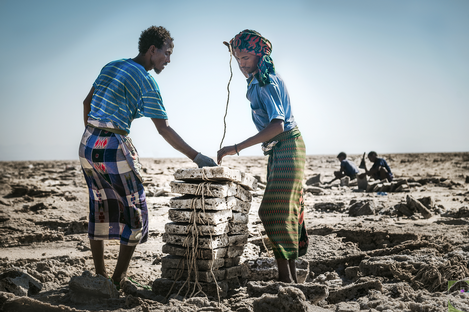 preparazione-pile-di-sale-Piana-del-Sale-Dancalia-Etiopia.png