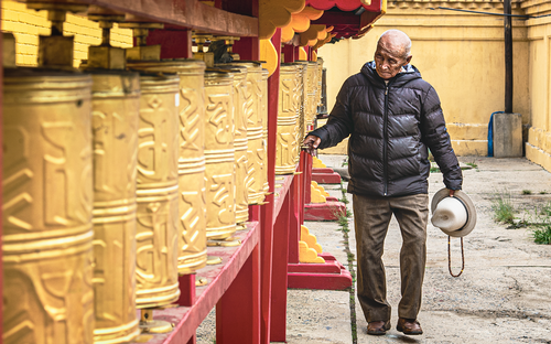 Uomo religioso al Monastero di Gandantegchenling Monastery Ulaanbaatar Mongolia..png