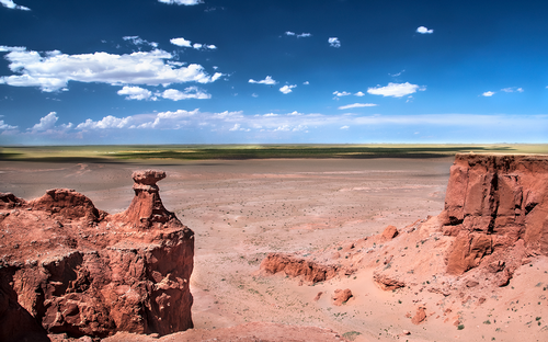 Vista-dalla-cima-delle-rupi-fiammeggianti-di-bayanzag-in-Mongolia-meridionale.png